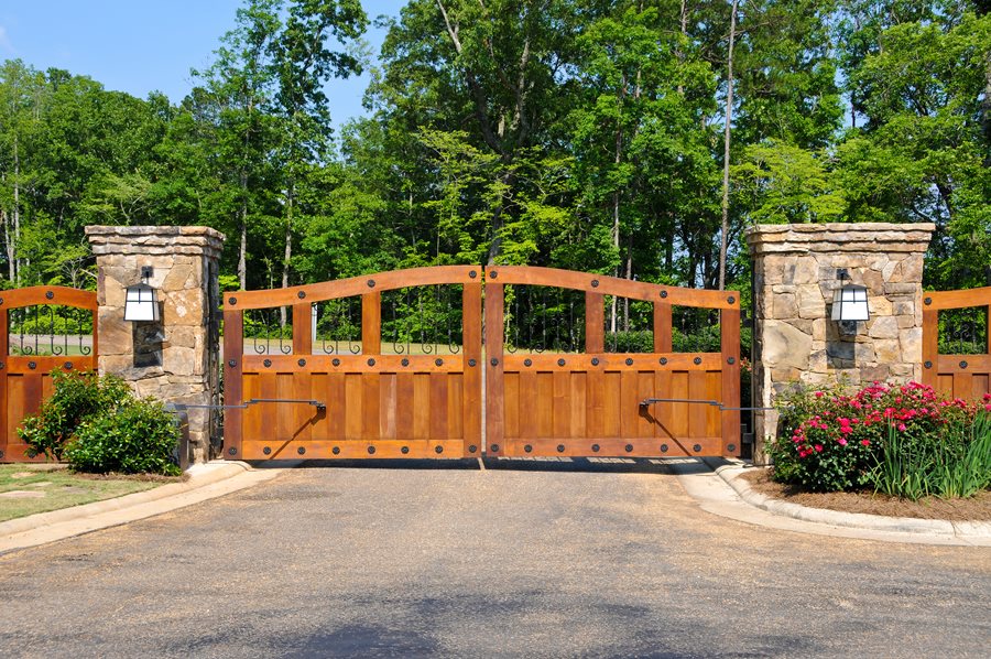 wooden driveway gate installation in los angeles